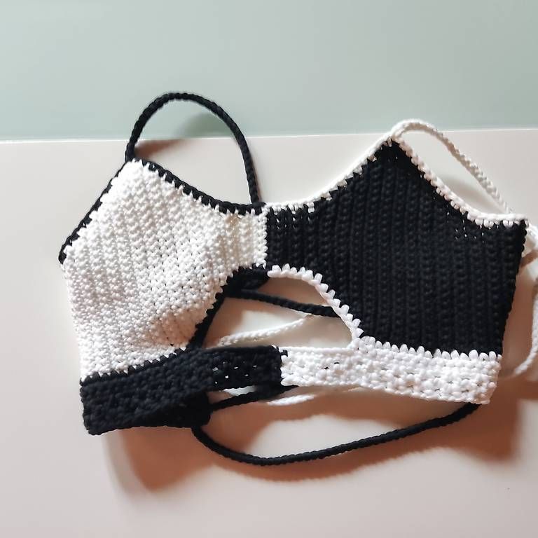 Top: gehäckeltes Top schwarz weiss – Usato da Dallenwil venduto da kae_m57s 2