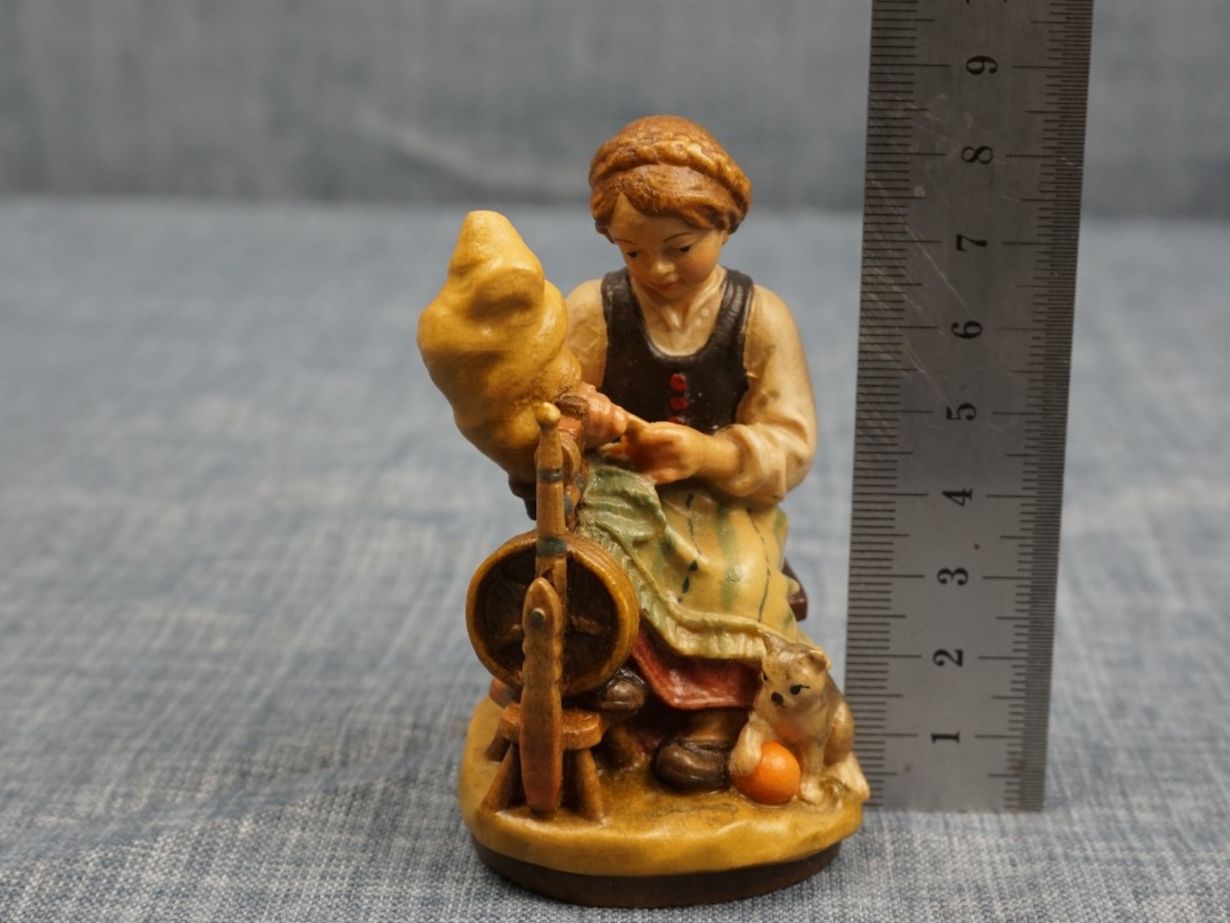 Figuren: Mädchen am Spinnrad mit Katze handbemalt – Gebraucht aus Diessbach b. Büren von Crocharry 4