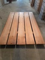 5 Holzbretter als Bett verwendet plus 2 Querbalken