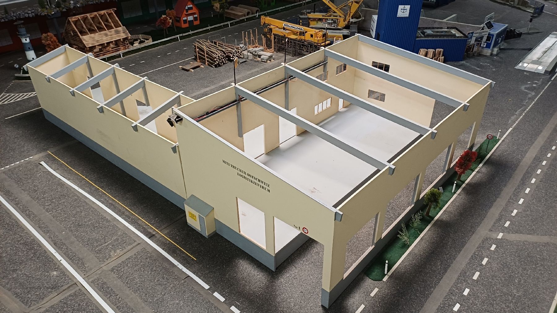 Kit di modellismo & Modellini statici: Modell Logistikzentrum in 1:14 – Usato da Niederwil SG venduto da Space306
