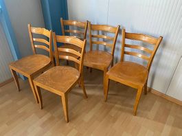 5 chaises en bois vernies. Très bon état! Grand classique