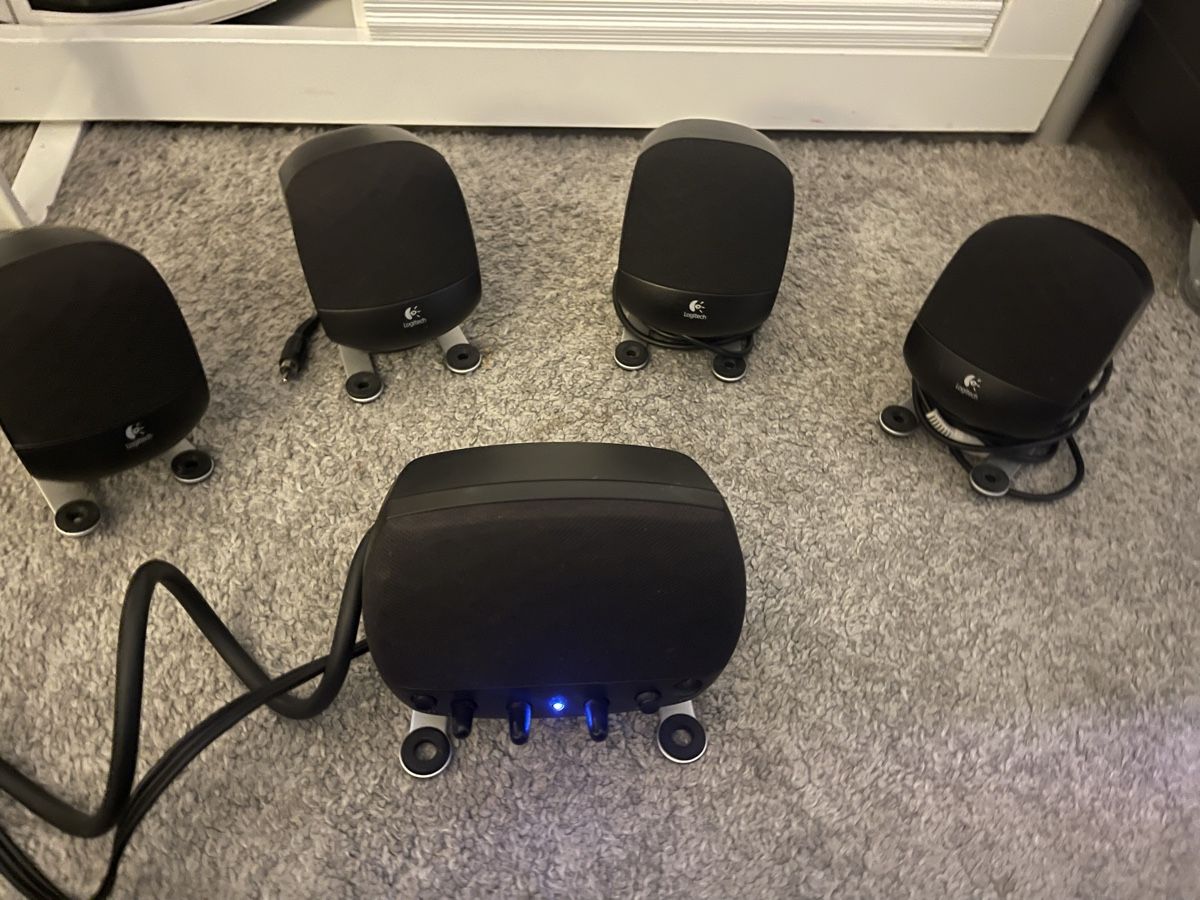 Logitech Home Cinema: Logitech 5.1  Lautsprecher + Sub.  – Nuovo (secondo la descrizione) da Meilen venduto da spo_6m6n 1