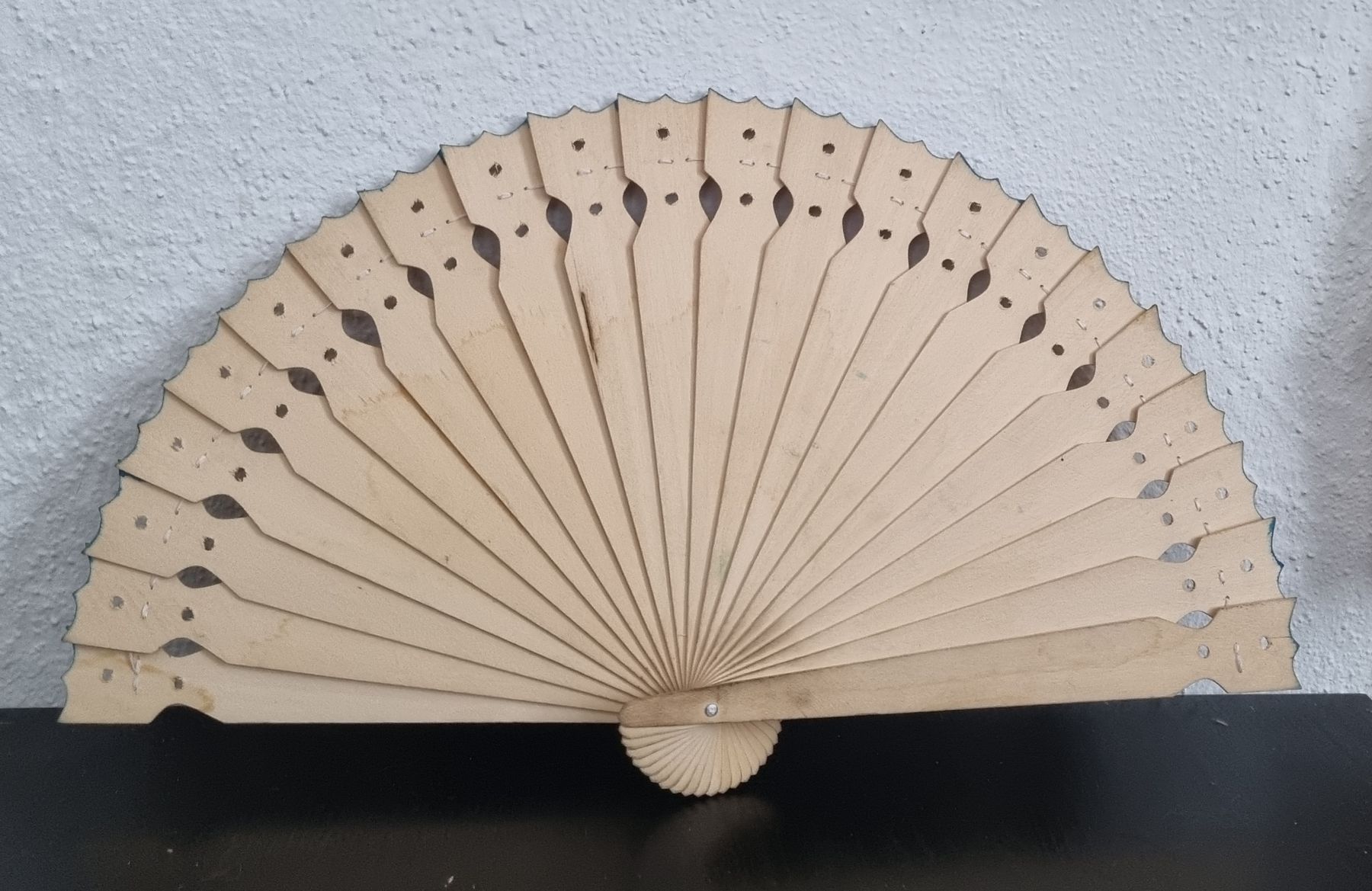 Tutte le decorazioni: Fächer Handfächer Holz aus Cuba/Kuba – Nuovo e nell'imballaggio originale da Affoltern am Albis venduto da thingsANDthings 1