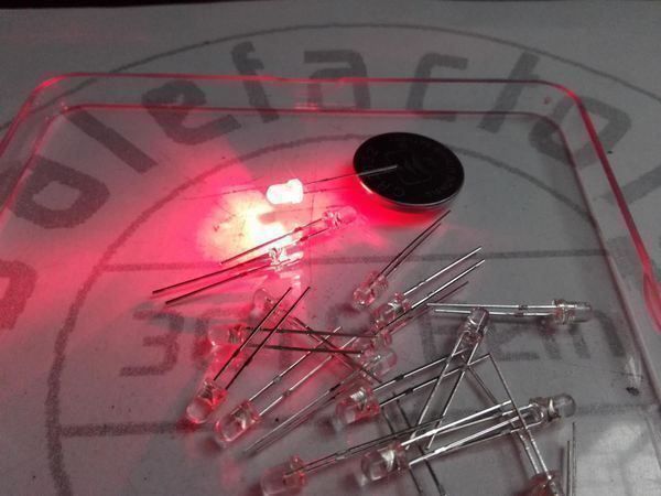 Componenti elettronici: LED klar/rot, 3mm, 20 Stück, 2V/20mA – Nuovo (secondo la descrizione) da Luzern venduto da Salefactory