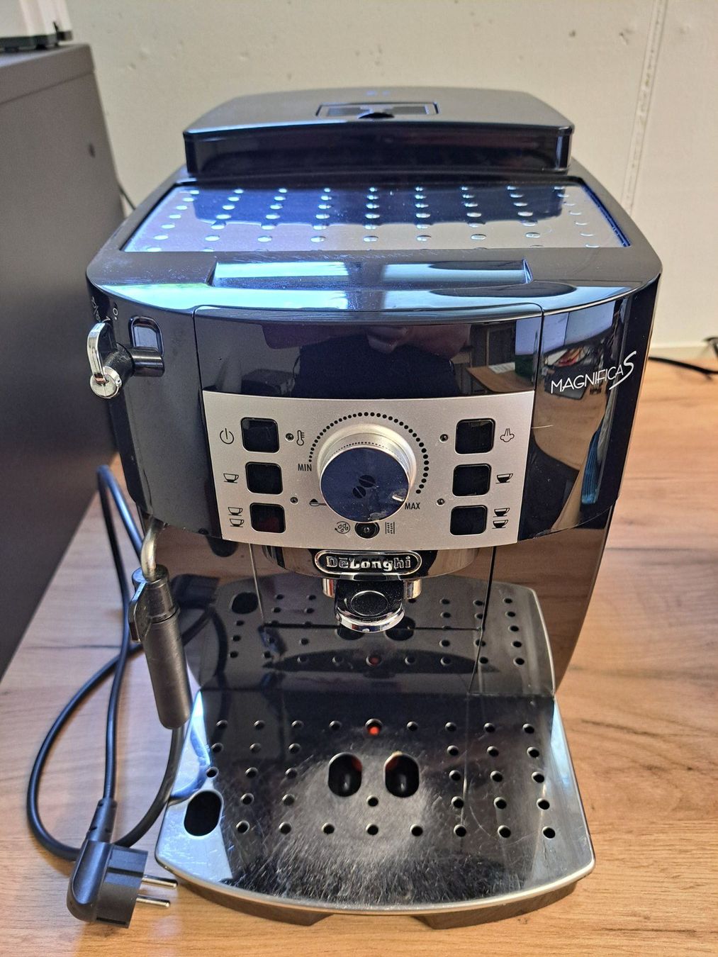 De'Longhi Macchine per caffè & Macchine per espresso: DeLonghi Magnifica S ECAM Kaffeevollautomat – Usato da Hauptwil venduto da maexchen71 1