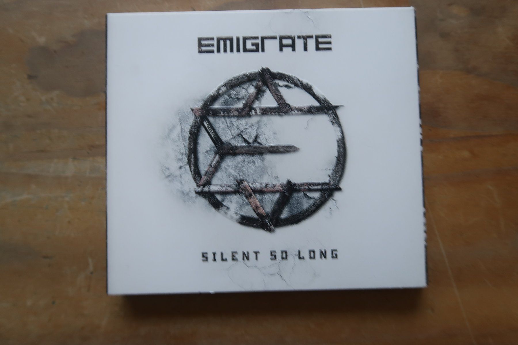 CD: EMIGRATE - SILENT SO LONG - CD – Usato da Basel venduto da Patiscat