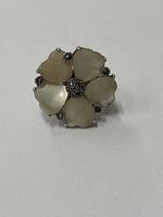 Floral ring with mother of pearl and silver details