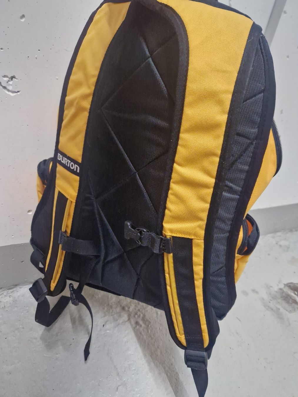 Burton Zaini: Burton Backpack for snowboarding – Usato da Zürich venduto da MarianaMoore 3