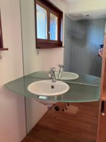 Lavabo, Spiegelfront, Armatur mit Glastisch, demontiert