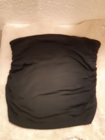 schwarzes trägerloses Oberteil