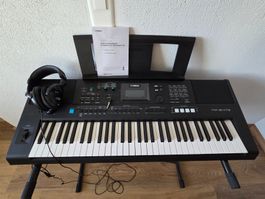 Keyboard Yamaha PSR-E473 mit Ständer und Kopfhörer