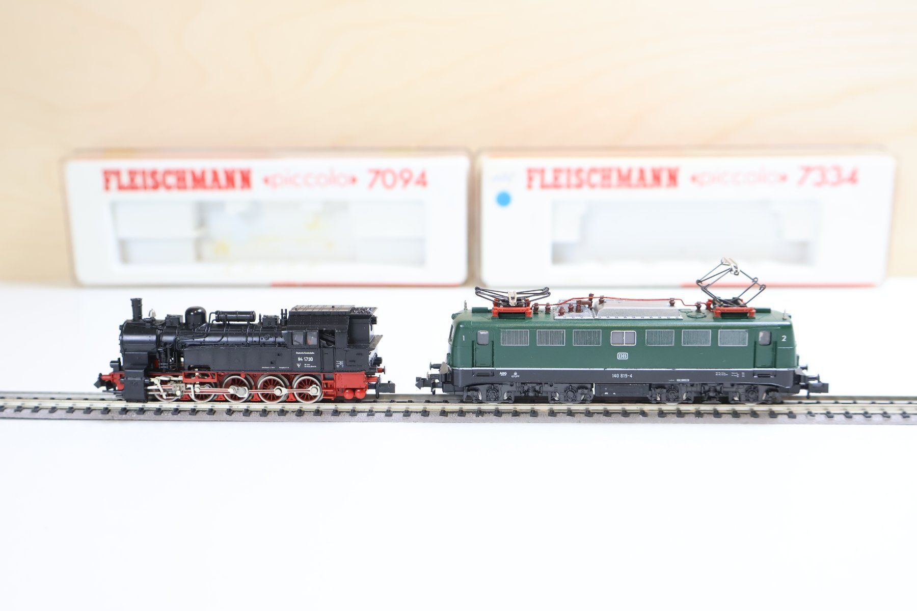 Fleischmann Modellini di ferrovie: Fleischmann Doppelpack Dampflok 7094 & grosse E-Lok 7334 - N – Usato da Winterthur venduto da Monstera 3