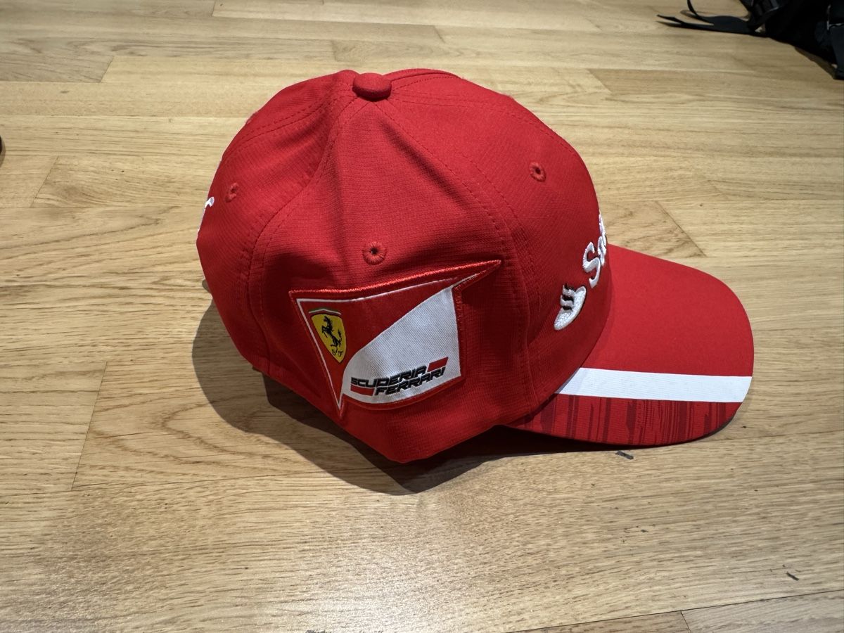 Copricapi, berretti & cappellini: Scuderia Ferrari F1 Team Cap – Usato da Wetzikon ZH venduto da Sauberfan32 3