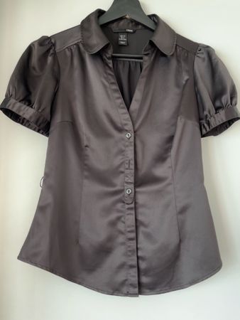 Chemisier satiné en noir - classique et versatile