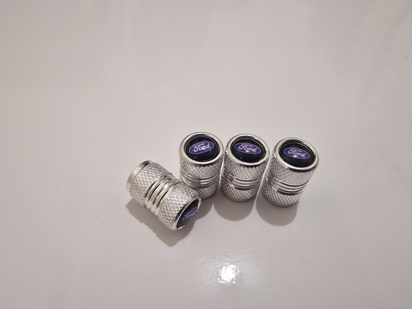 Alle Autoersatzteile: Ventilkappen ( Ford Logo ) chrom – Neu und originalverpackt aus Sissach von