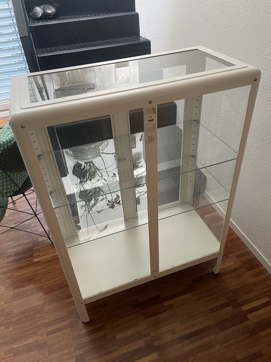 Ikea Vitrines: Glasvitrine IKEA – D'occasion à Horw par queenofantiques75 2