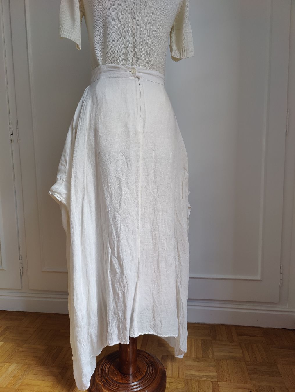 Gonne: White Linen Wrap Summer Maxi Skirt, Asymmetrical – Usato da La Tour-de-Peilz venduto da dAutrefois 4