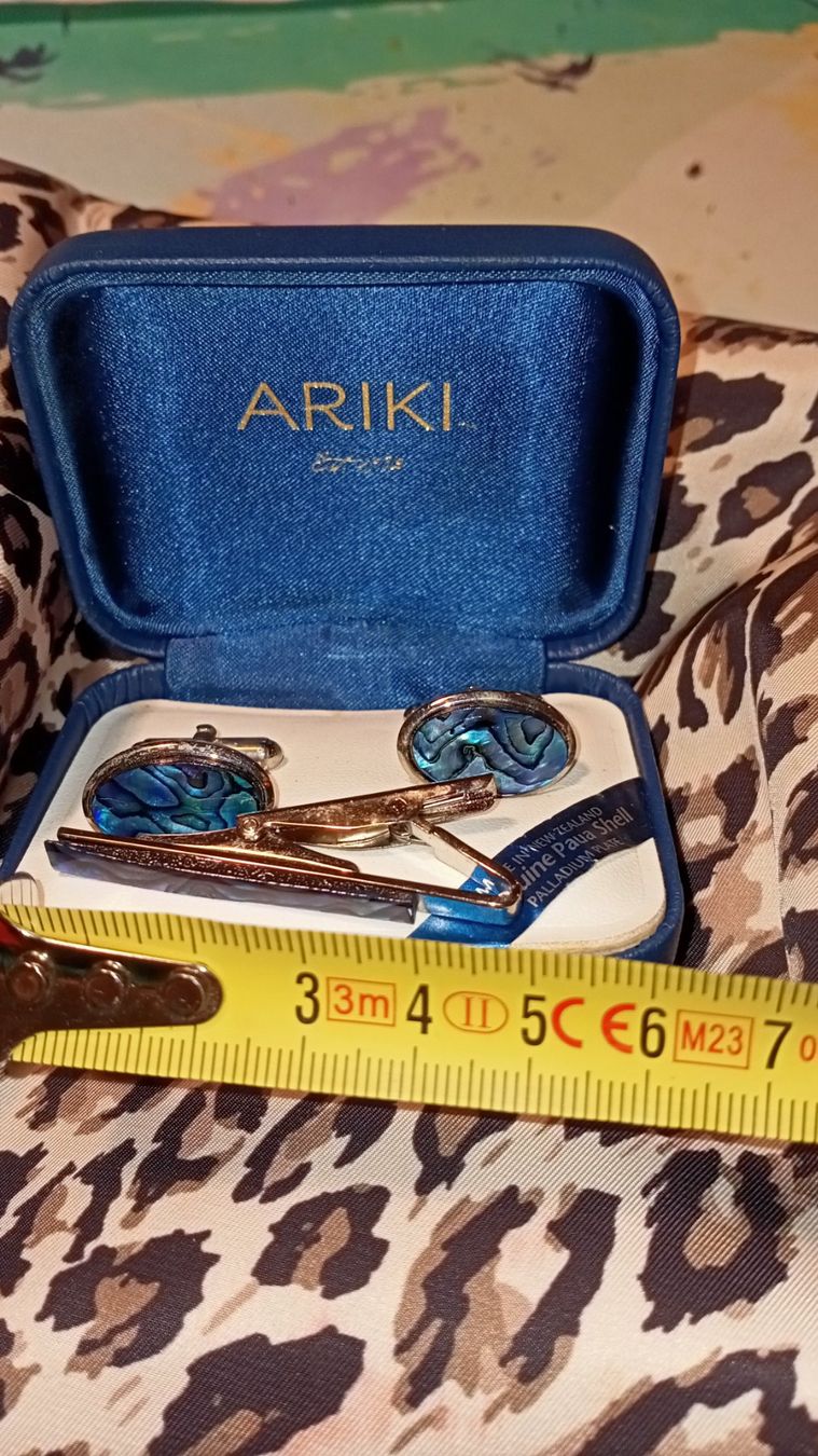 Gemelli: Set Gemelli e fermacravatta Ariki NZ vero Paua shell – Nuovo e nell'imballaggio originale da Brusino Arsizio venduto da Demidova 1