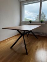 Esstisch mit Holzplatte und schwarzem Metallgestell