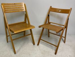 Zwei Klappstühle aus Holz - unterschiedliche Modelle Stuhl