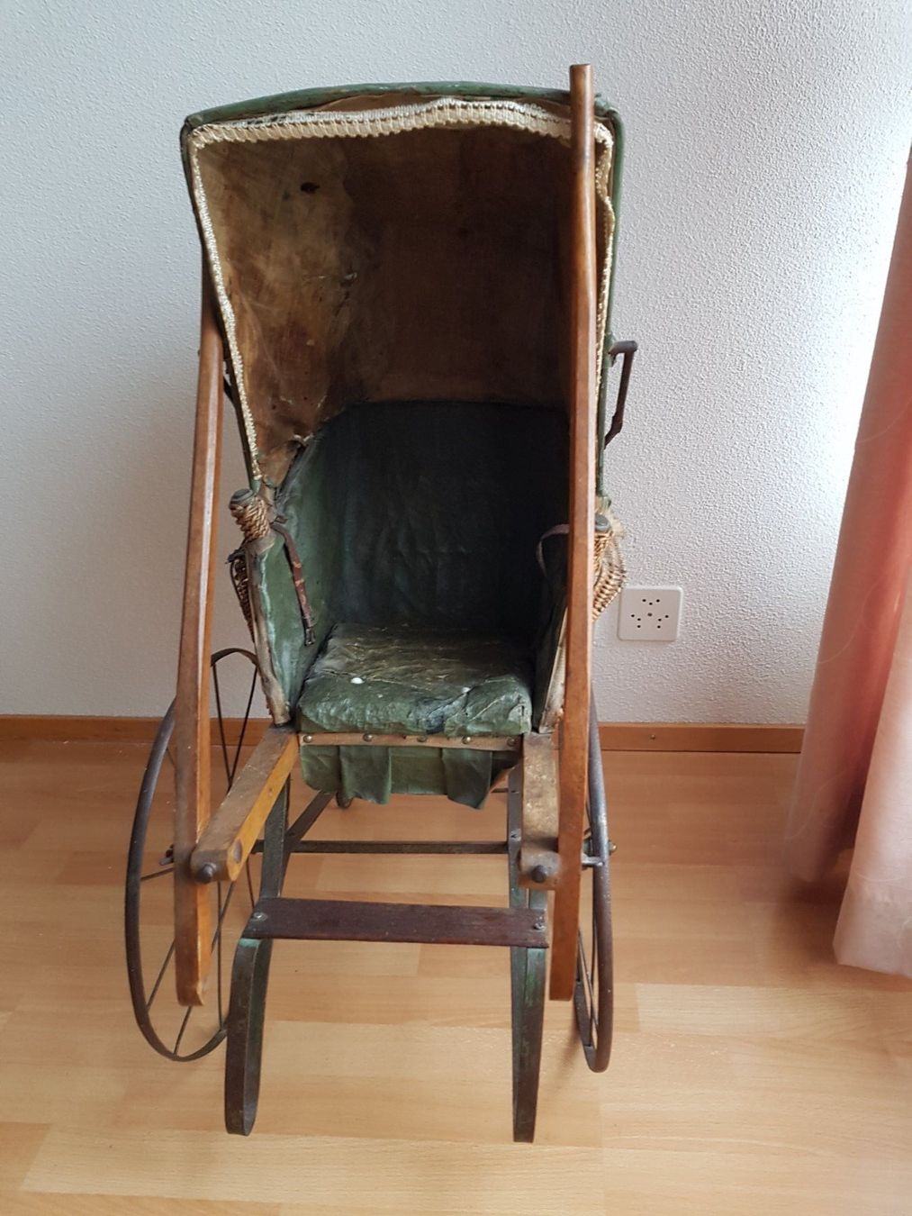 Puppenwagen: Alter Puppenwagen – Gebraucht aus Basel von Tatura 1