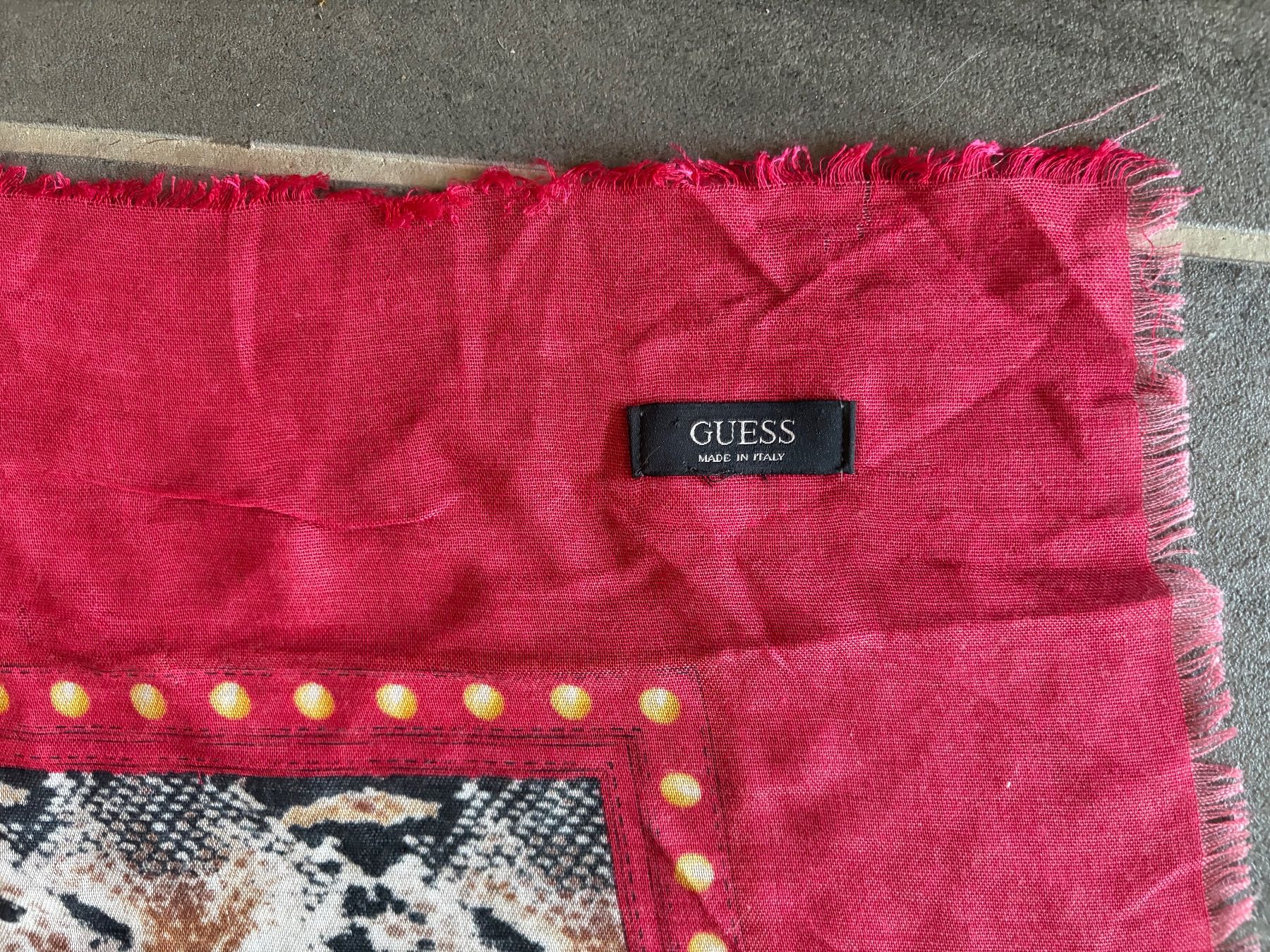 Guess Foulard & Sciarpe: Foulard GUESS 115/115 cms – Usato da Martigny venduto da Sessalie 1