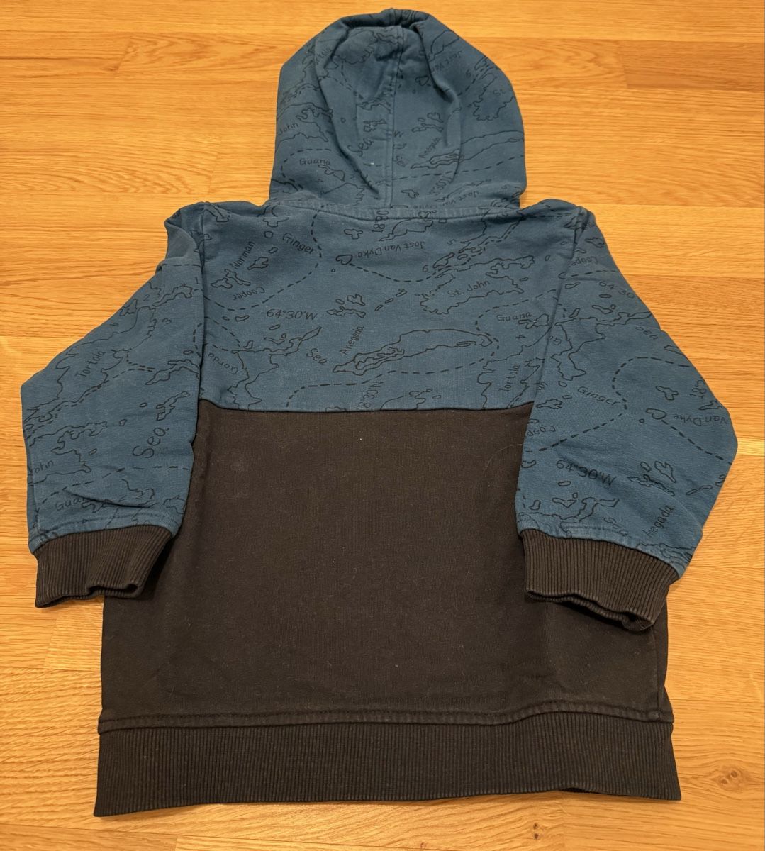 Maglioni & Felpe: Sweat à capuche imprimé cartes, taille 104 – Usato da Genève venduto da valmath 2