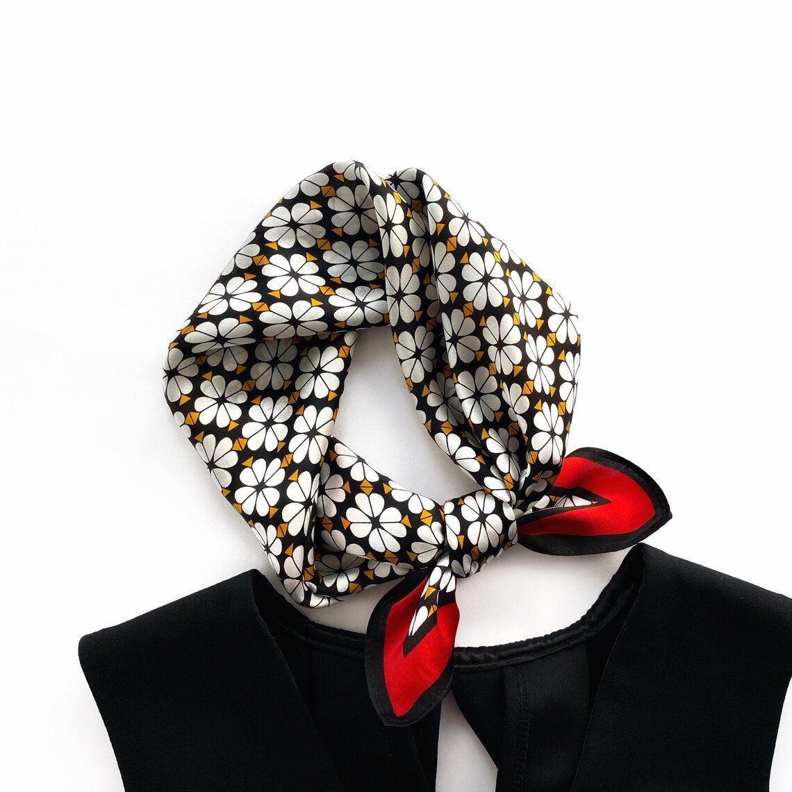 Foulard & Sciarpe: New 53cm Silk Scarf, Leaf Clover Red White 100% Silk – Nuovo e nell'imballaggio originale da Baar venduto da virginiablossoms