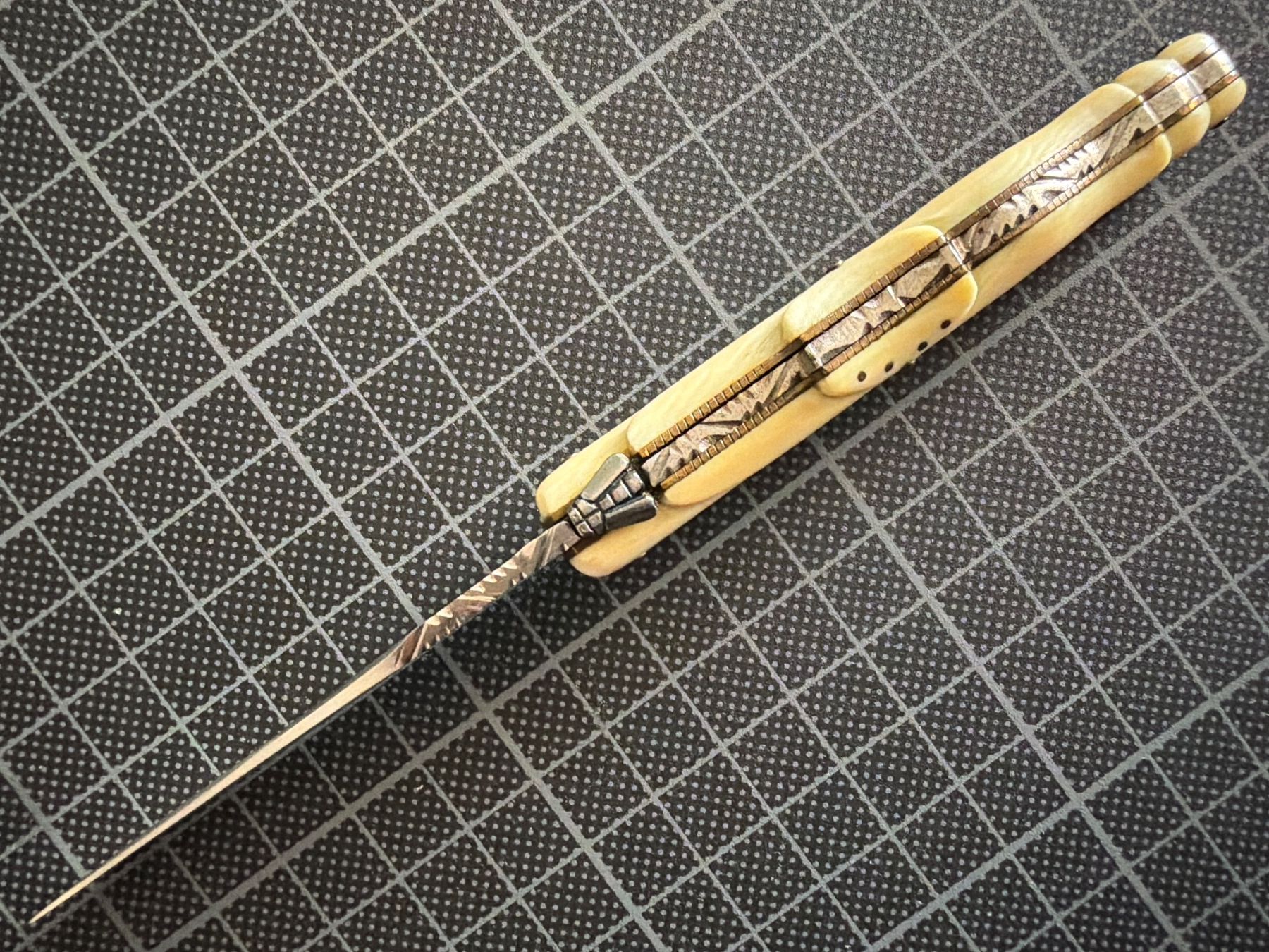 Laguiole Coltelli tascabile: Couteau Laguiole G. David Extra manche os gravé – Usato da Les Avanchets venduto da ovnifou 2