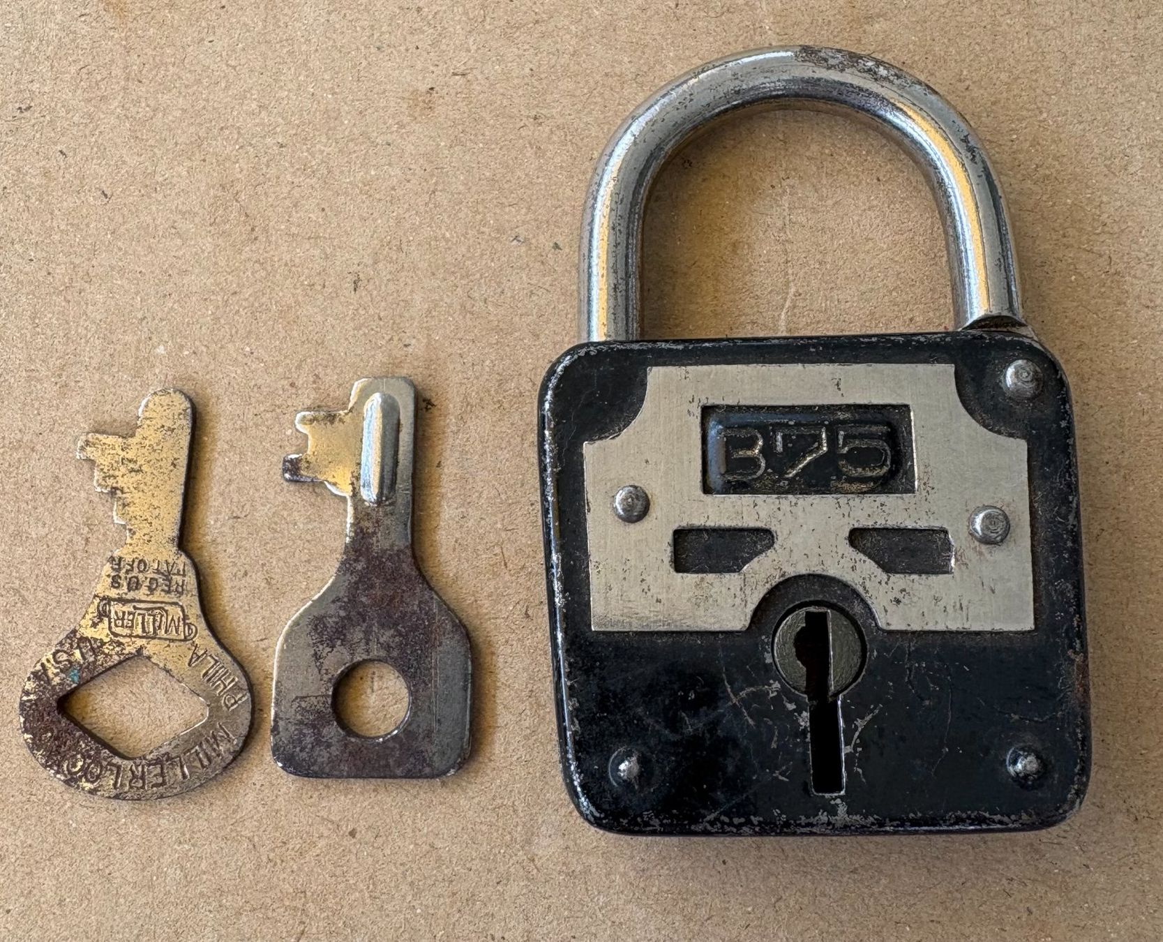 Cadenas: VINTAGE VORHÄNGESCHLOSS MIT 2 SCHLÜSSEL – D'occasion à Ostermundigen par wini63