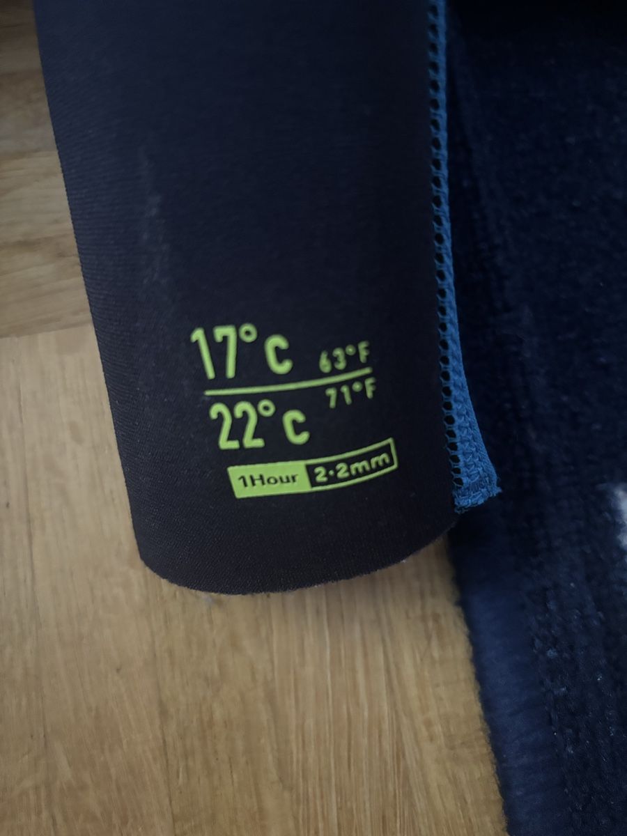 Decathlon Mute per immersioni: Combinaison surf/plongée enfant – Usato da Le Grand-Saconnex venduto da pat_9wgt 3