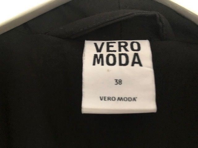 Vero Moda Giacche: Neuwertiger Blazer Vero Moda Gr. M schwarz – Nuovo (secondo la descrizione) da Utzigen venduto da Crisbo 1