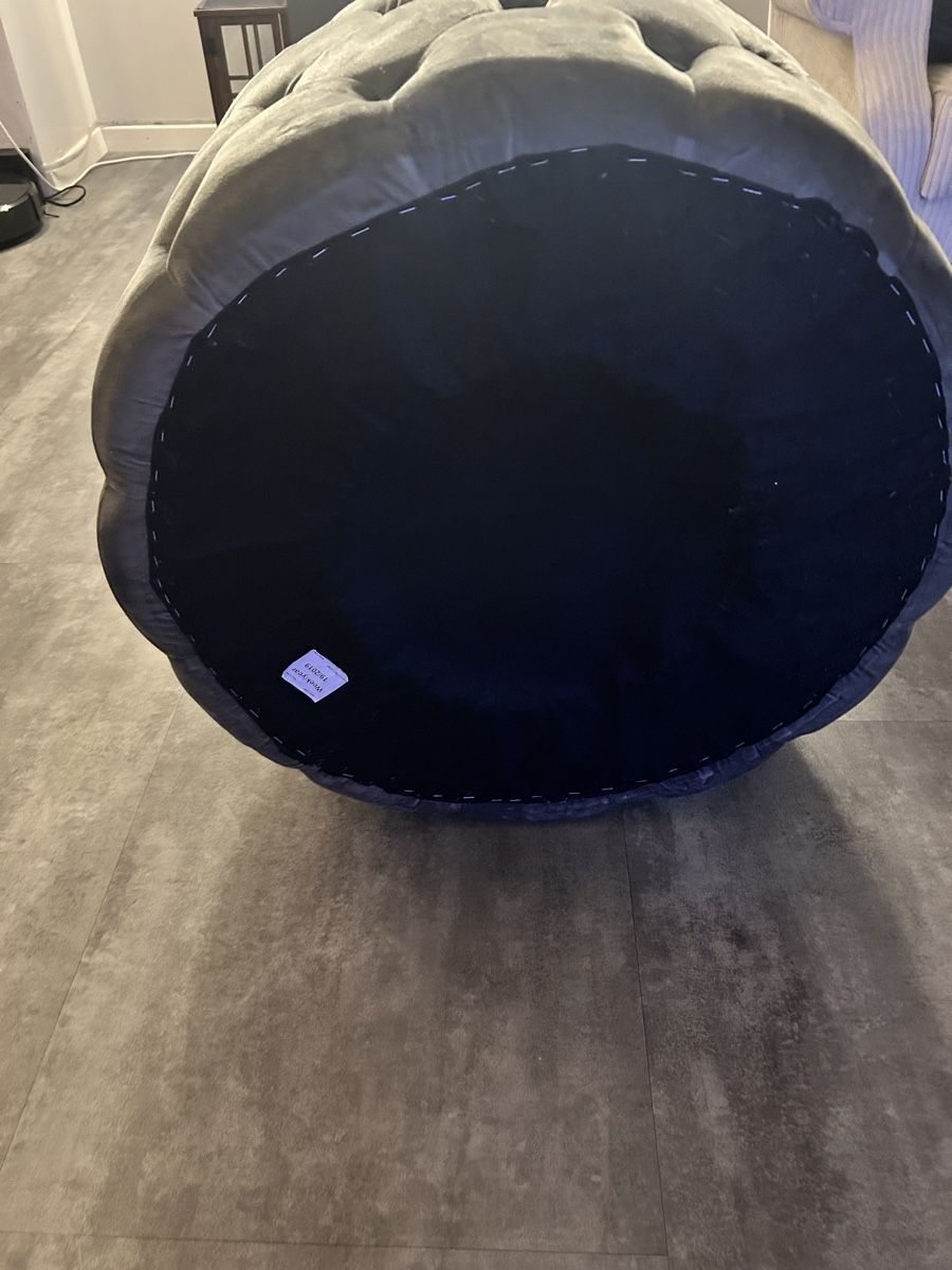 Hocker: Eleganter Samt-Pouf / Sitzhocker – 60x60 cm – Gebraucht aus Thun von Chachacha95 6