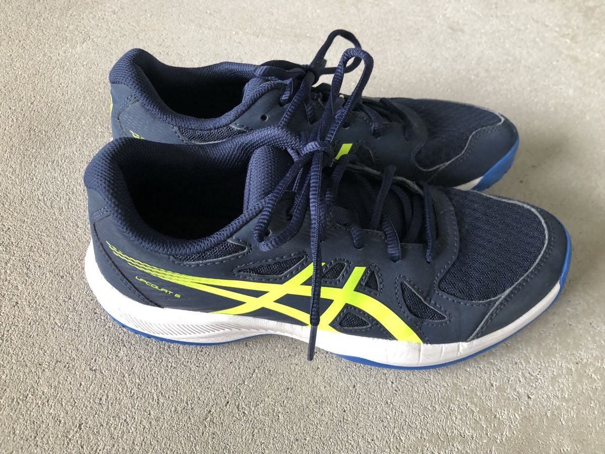 Asics Schuhe für Jungen: Toller Hallenschuh von Asics Gr. 39 – Gebraucht aus Trogen von jtilady