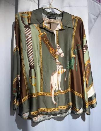Schöne Bluse mit 20% Seidenanteil und Pferdemotiv