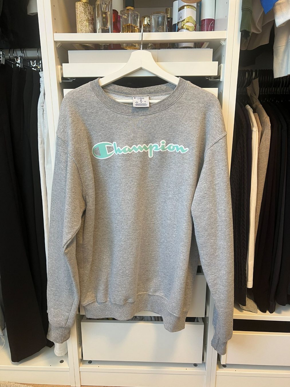 Champion Pullover & Sweatshirts: Champion Sweatshirt Grau – Gebraucht aus Bülach von deinmica