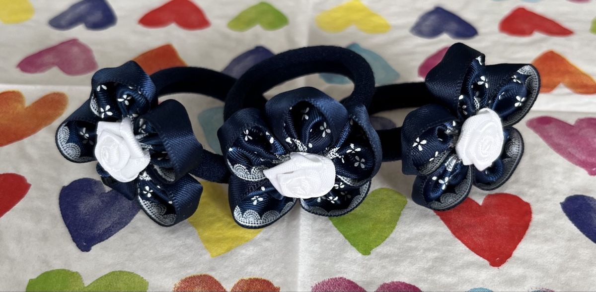 Accessori per capelli: 3 Haargummis mit Blumen dunkelblau neu – Nuovo (secondo la descrizione) da Basel venduto da Lila11