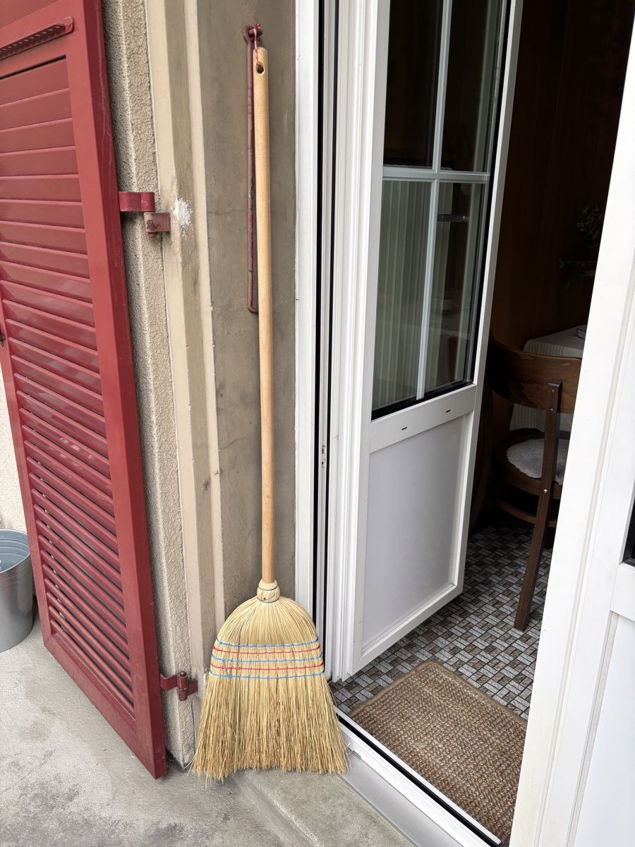 Autres appareils de nettoyage: Traditioneller Strohbesen – D'occasion à Bern par wisemagpie