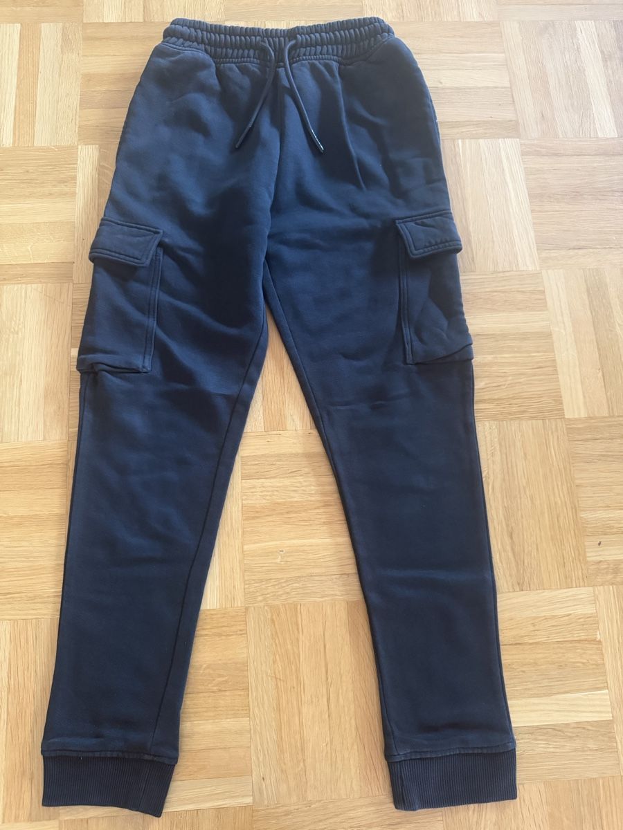 Pantalons: Kinder Jogginghose Gr. 128 – D'occasion à Kilchberg ZH par Von_dutch