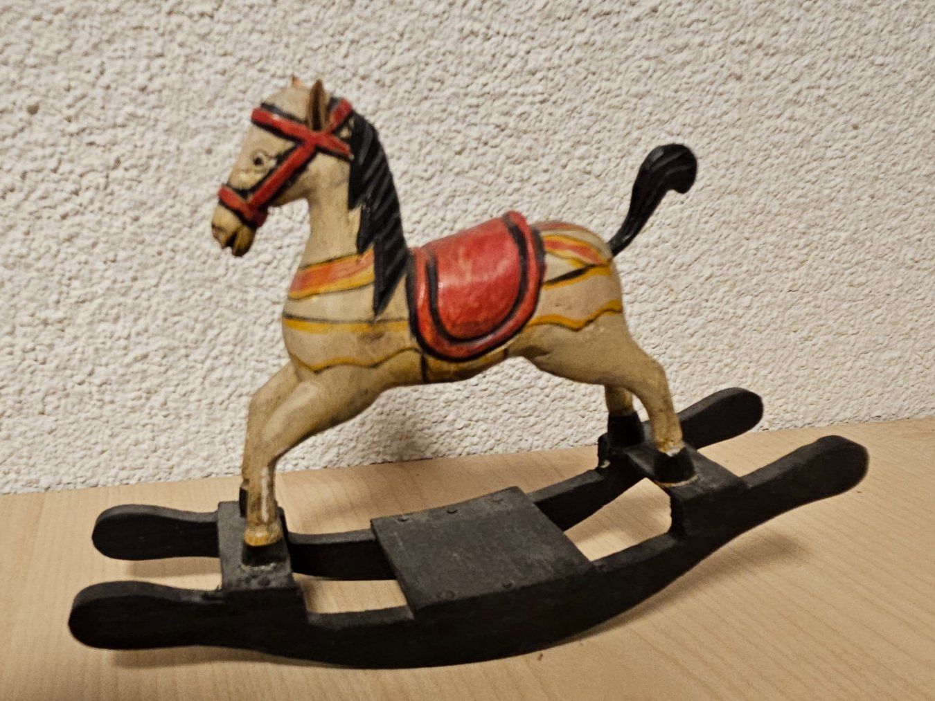 Tutte le decorazioni: Miniatur Schaukelpferd Dekoration – Usato da Jona venduto da ASMARADO 1