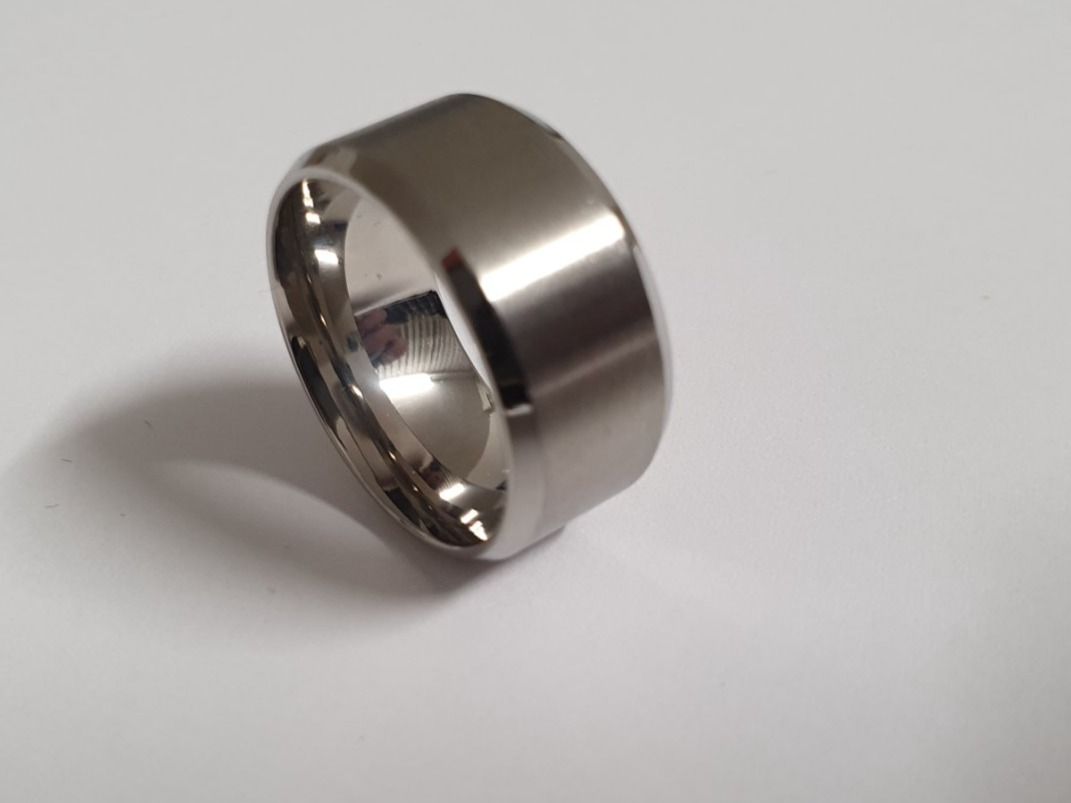 Anelli: Herren Ring chrom / silbrig matt Gr. US 8- – Nuovo (secondo la descrizione) da Kreuzlingen venduto da RahMal 1