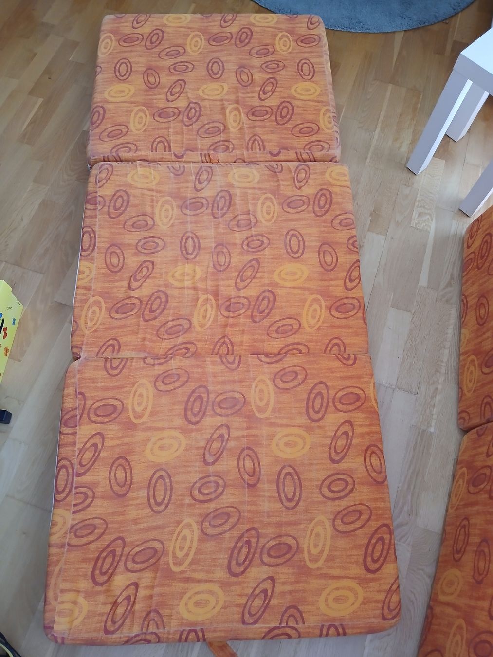 Matelas: Faltmatratze orange mit Muster 200x80x10cm – D'occasion à Liestal par piperpa