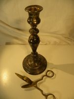 Antiker Kerzenständer aus Metall mit Dochtschere