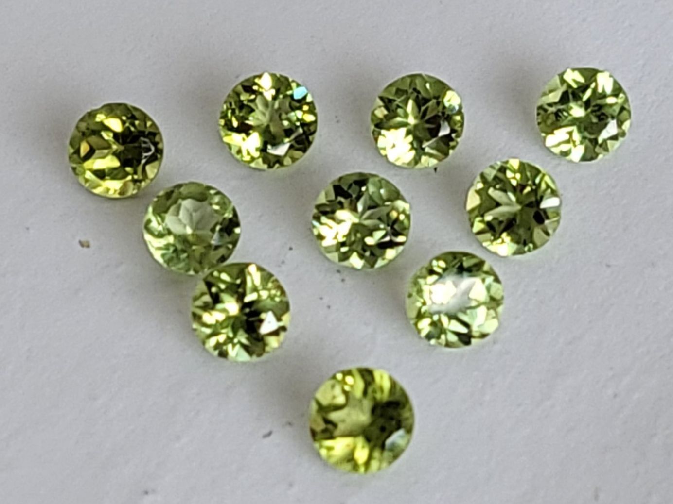 Pietre preziose: Péridots AAA rond 3 mm / 0.12 ct pièce – Nuovo (secondo la descrizione) da La Chaux-de-Fonds venduto da j-aime-les-gemmes