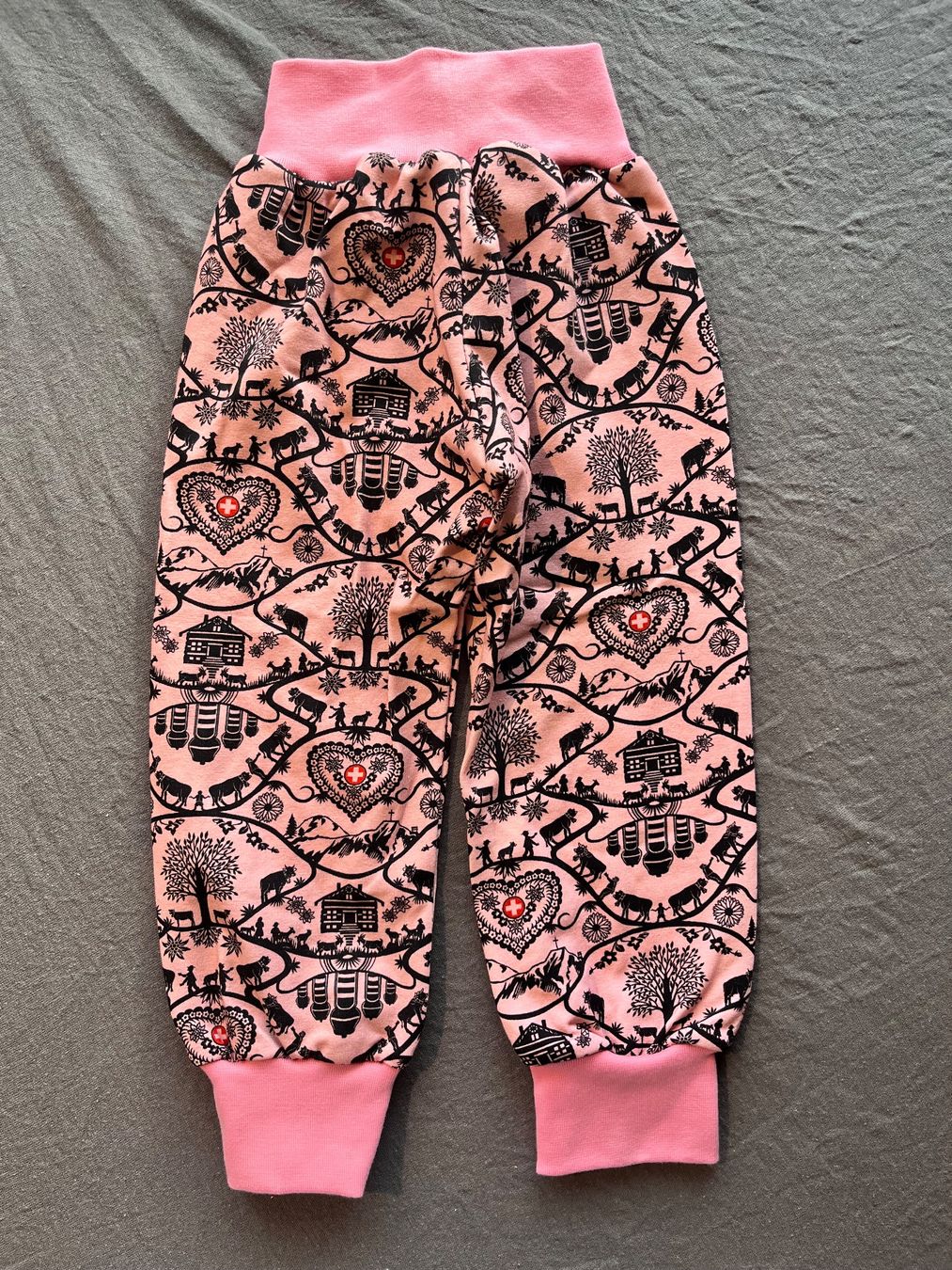 Pantaloni: 1 Kinderhose selbst genäht – Nuovo e nell'imballaggio originale da Büsserach venduto da bor_s88m