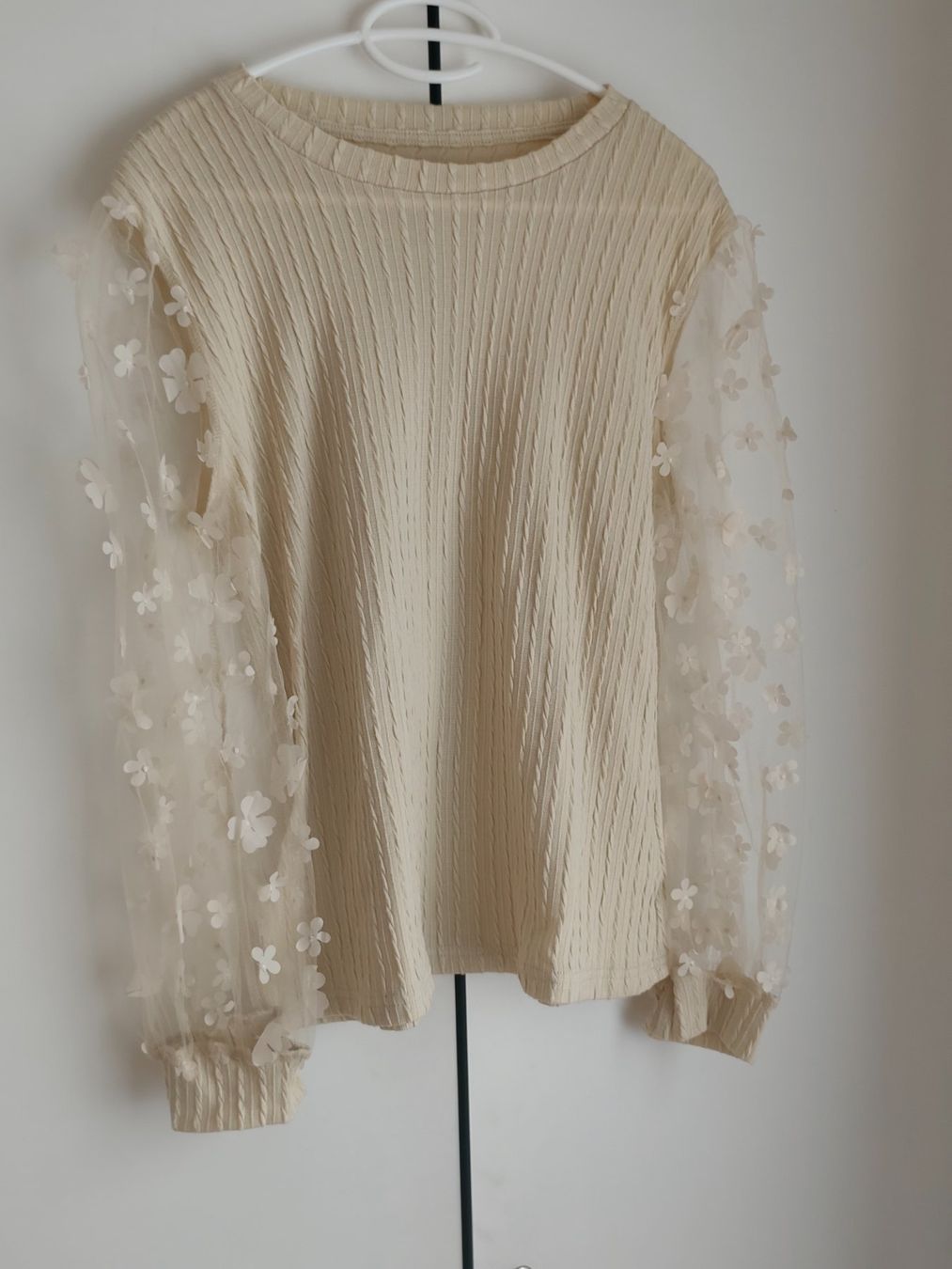 Maglioni & Felpe: Pullover mit beigen Tüllärmeln mit Blumen – Nuovo (secondo la descrizione) da Eschenbach LU venduto da Orchi
