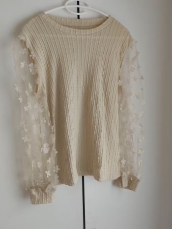 Pullover mit beigen Tüllärmeln mit Blumen