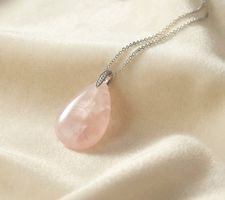 Tropfenanhänger aus Rosenquarz mit Silberkette 925 - Neu