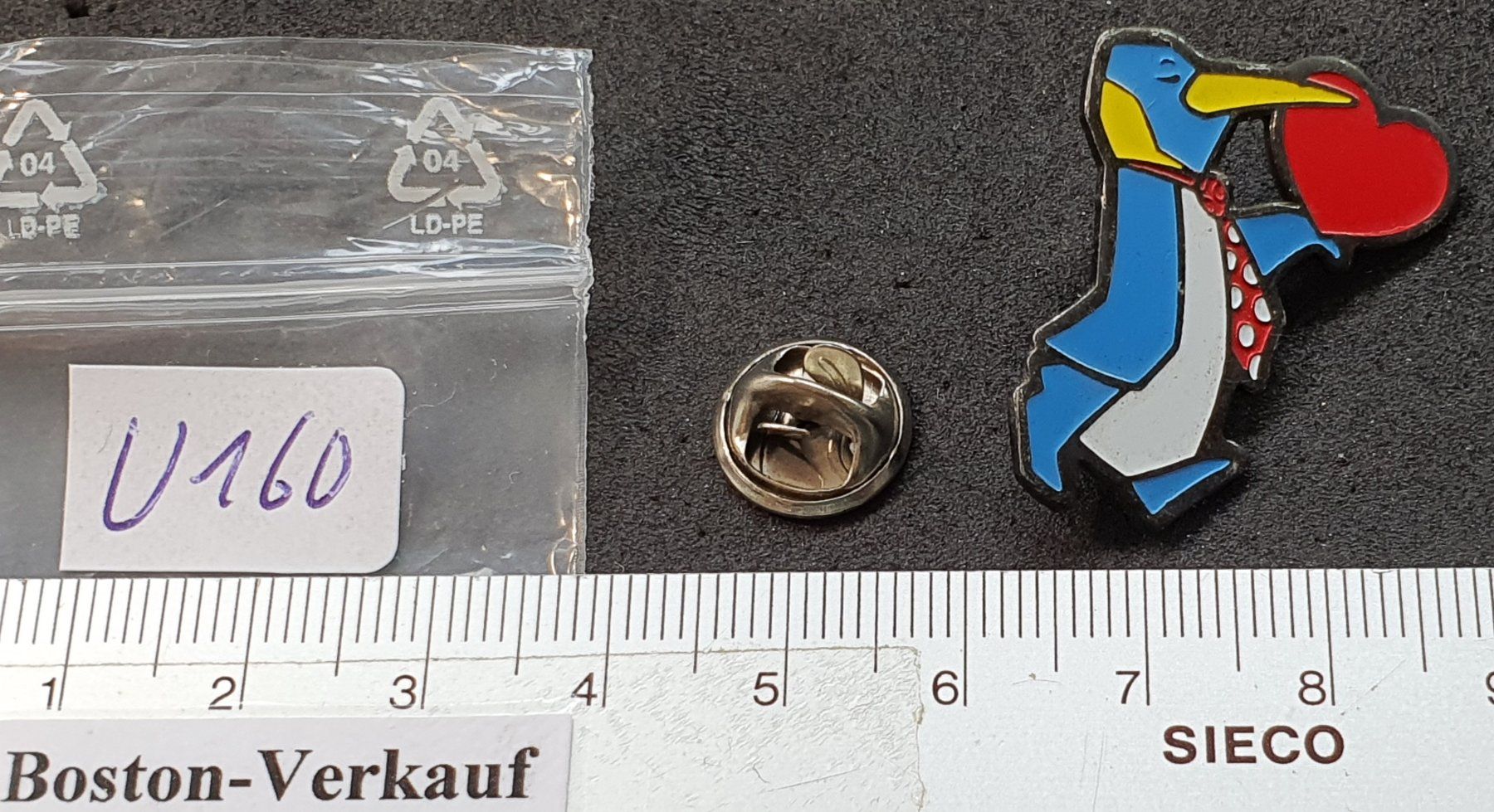 Spielzeuge: U160 - Pinguin mit Herz – Gebraucht aus Reinach BL von Boston-Verkauf 2
