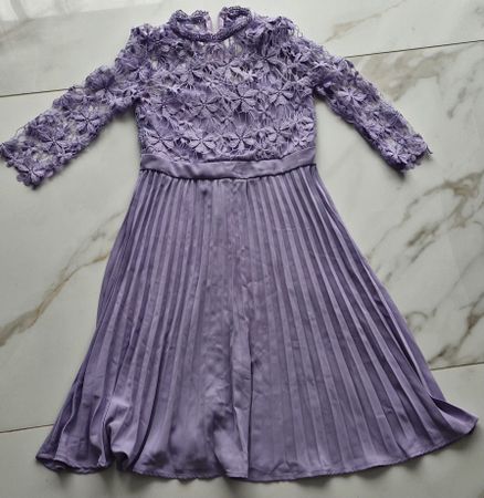 Lila Kleid mit Spitze, Grösse 146/152, neuwertig, für den Fr